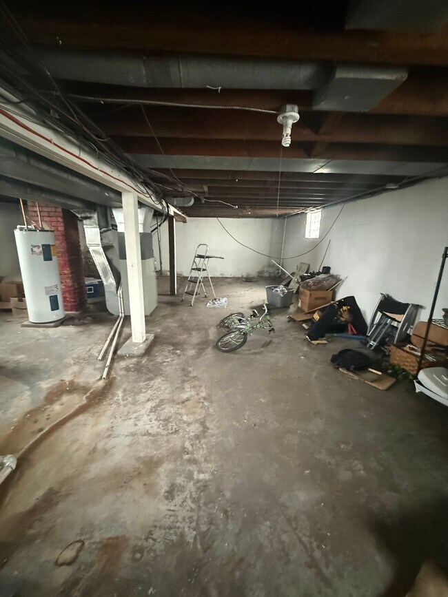 Building Photo - 2150 E Clay St
