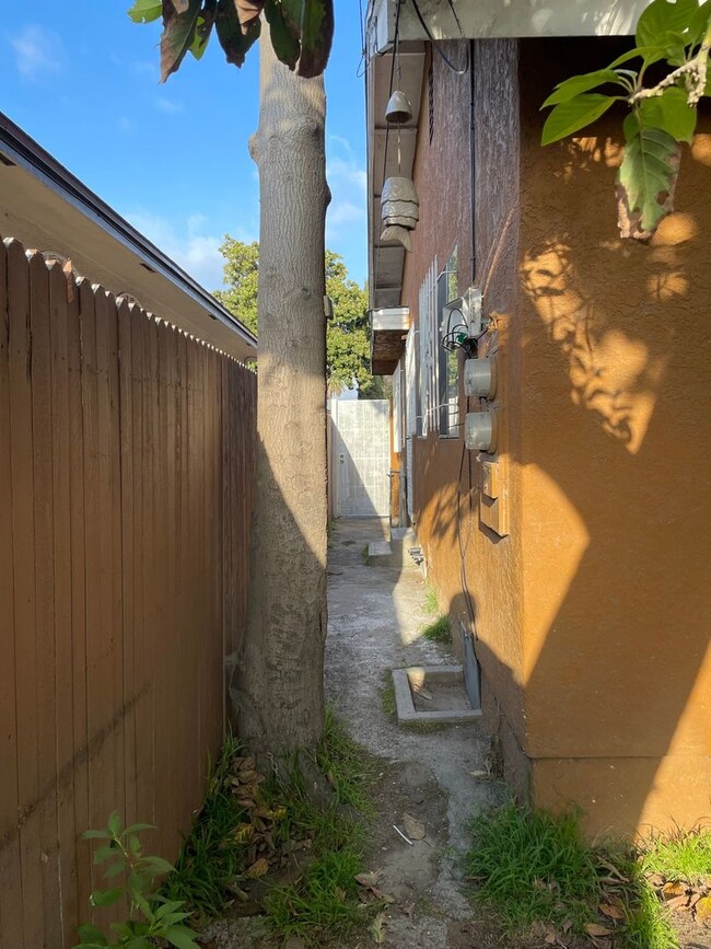 Building Photo - Charming 3BR Duplex in Long Beach. Quiet n...