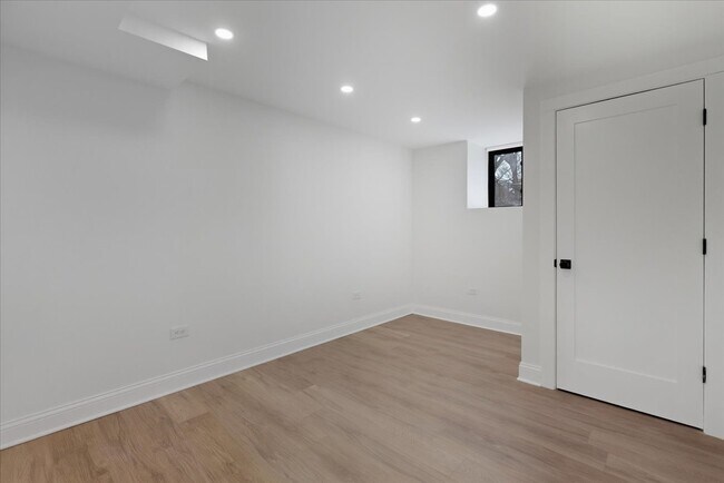 Building Photo - 4638 N Hamilton Ave