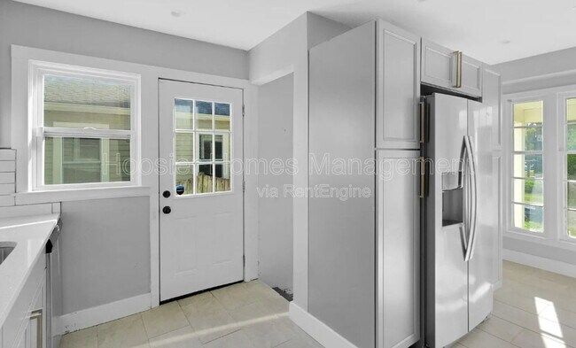 Building Photo - 5017 Indianola Ave