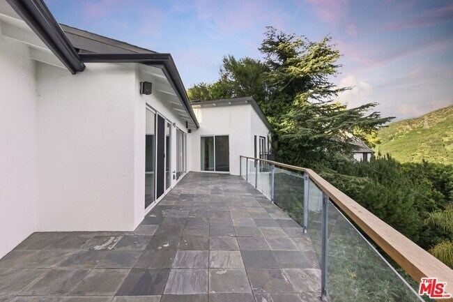 Building Photo - 3476 Troy Dr