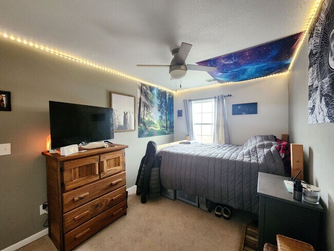 Building Photo - 3bed, 2.5bath Townhouse Near Medical Center and WVU Farm - Available 05/20/2026