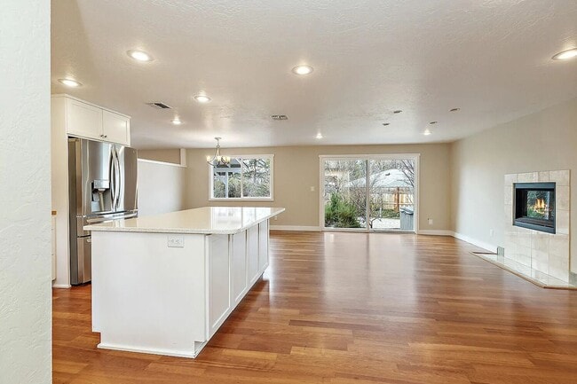 Building Photo - Beautiful home on large, landscaped flag lot - Available Now