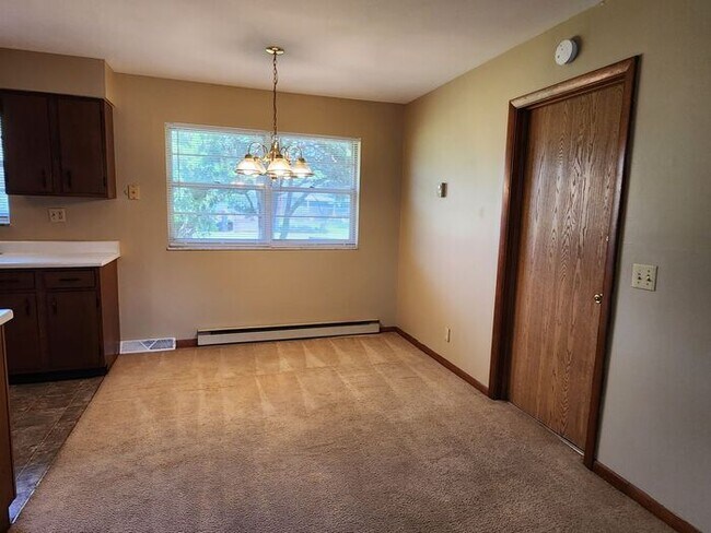 Building Photo - 2 Bed 1 1/2 Bath Duplex on Terre Hautes Northside