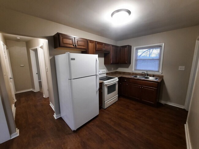 Building Photo - 3 Bedroom, 1 Bathroom Home!