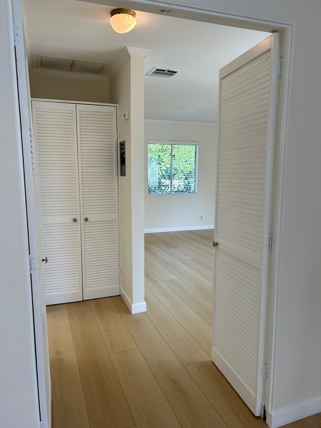 Building Photo - 10760 Russett Ave