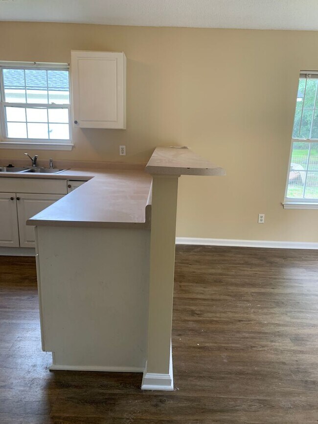 Building Photo - 3 Bedroom 2 Bath on Park Ave. Available