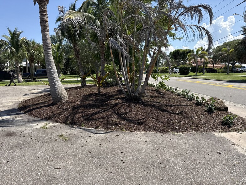 Building Photo - 209 S Riverside Dr