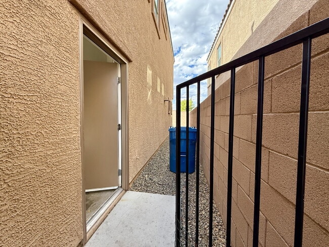 Building Photo - 4 BED, 2.5 BATH, 2 CAR-GARAGE, TWO-STORY, SINGLE FAMILY HOME FOR