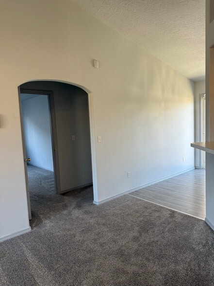 Building Photo - 607 Meadowbrook Dr