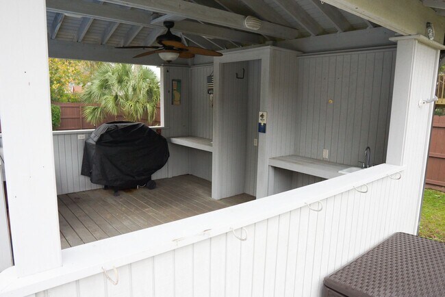 Building Photo - Pool Home in FWB!