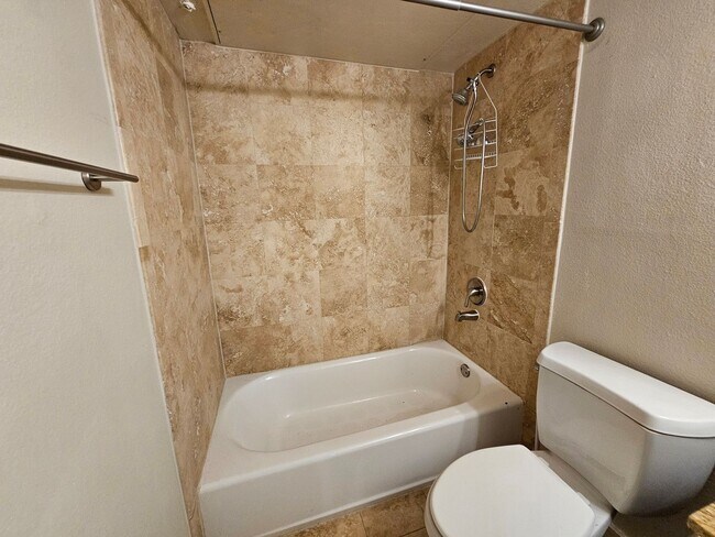 Building Photo - 2-bedroom, 2-bath condo in Gated community...