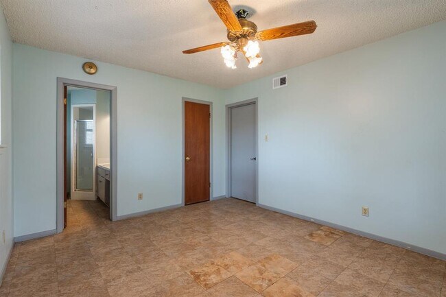 Building Photo - 8401 Tecumseh Dr