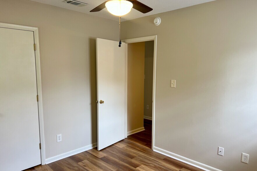 Building Photo - 728 Montclair Dr