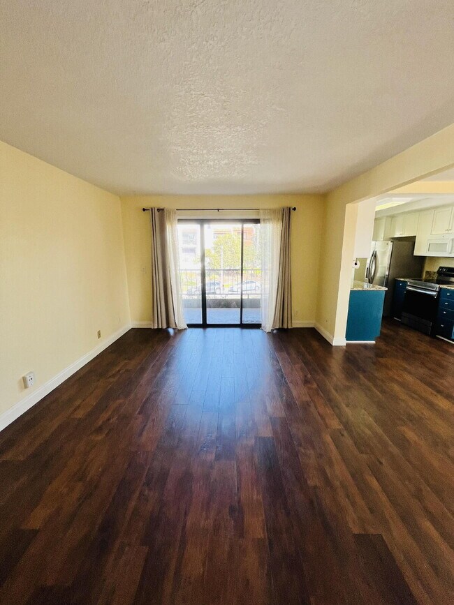 Building Photo - $2,695 - 2 Bed 2 Bath updated Condo in Del Cerro