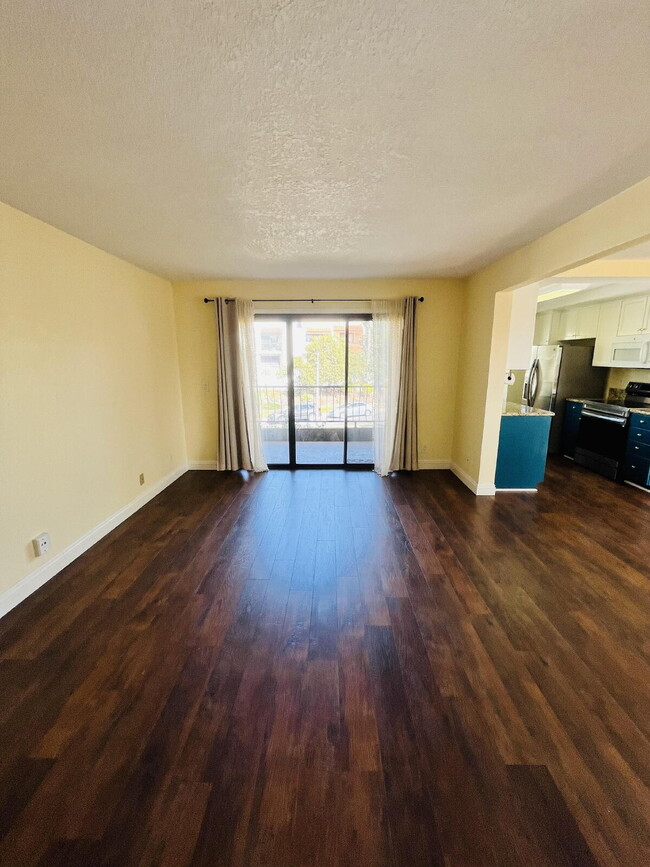Building Photo - $2,700 - 2 Bed 2 Bath Condo in Del Cerro