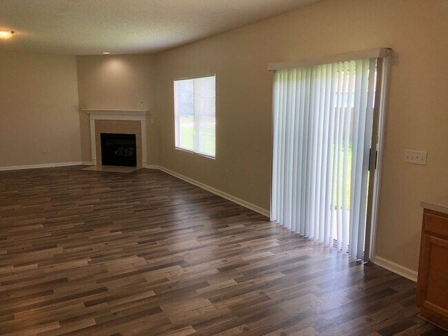 Building Photo - Large 5 Bedroom, 3 Bathroom Single Family ...