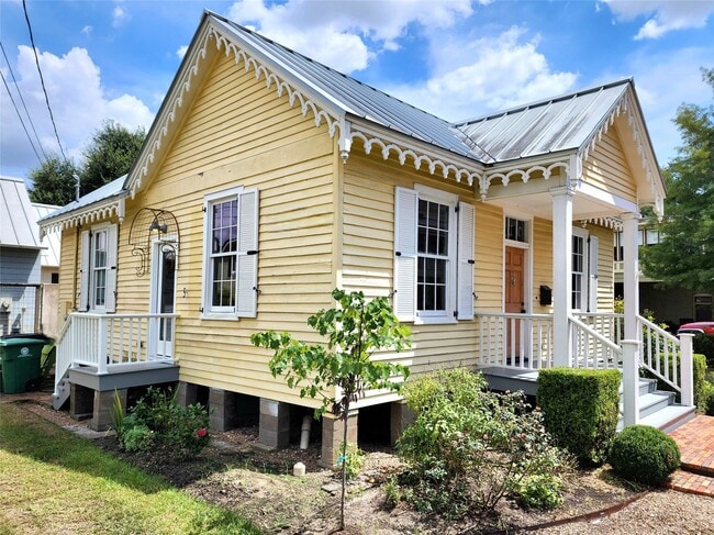 Primary Photo - 716 Sabine St