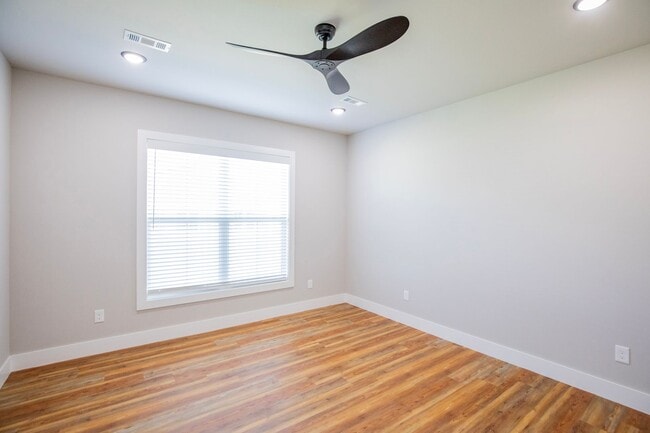 Building Photo - ***905 Seaborn***