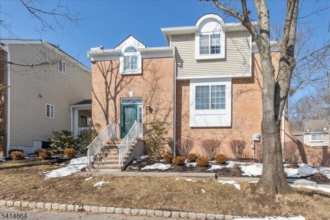 Building Photo - 40 Primrose Ln