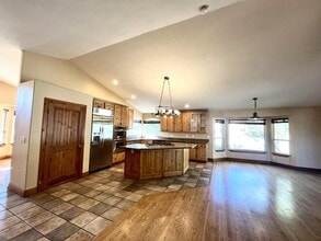 Building Photo - 6363 Murray Bluffs Dr