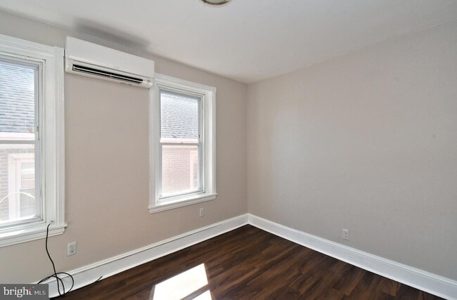 Building Photo - 242 E 8th Ave