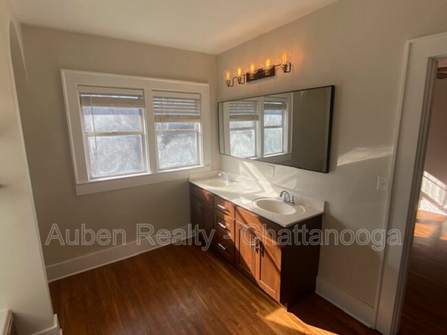 Building Photo - 3306 Montview Dr