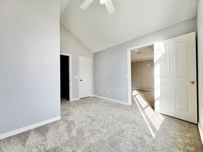 Building Photo - East Fayetteville 7 bedrooms 5 baths, VANDERGRIFF DIST - beautiful spread