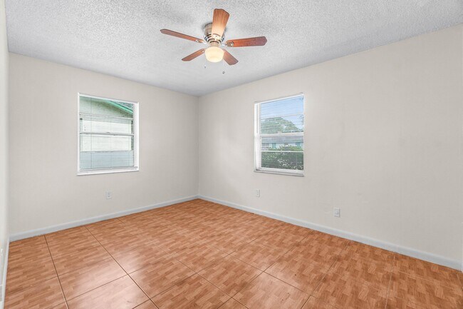 Building Photo - 4867 Gulfstream Rd