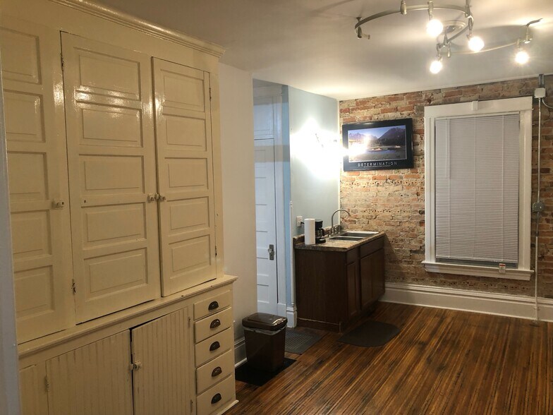 Kitchen - 104 7th St