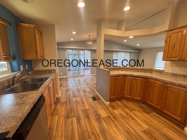 Building Photo - 3 bedroom 2 bath Veneta Home