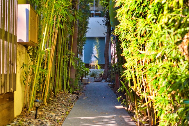 Building Photo - 743 Vernon Ave