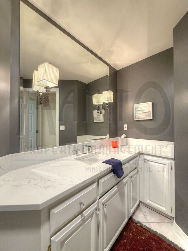 Building Photo - Elegant & Sprawling South Hill Home