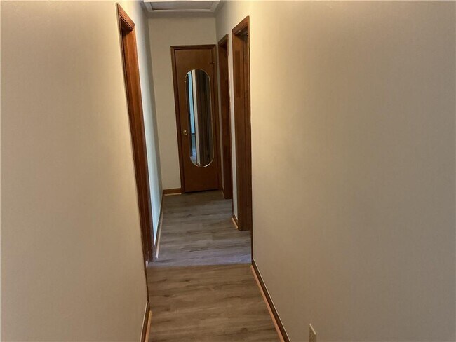 Building Photo - 215 Lakeland Ct
