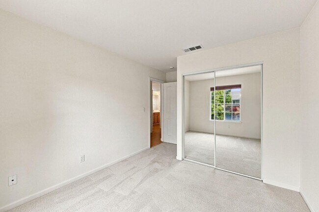 Building Photo - 914 Baines St
