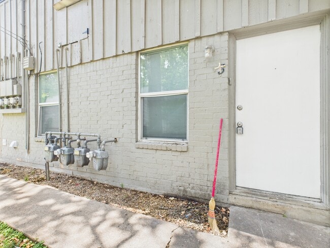 Building Photo - 107 Davis St