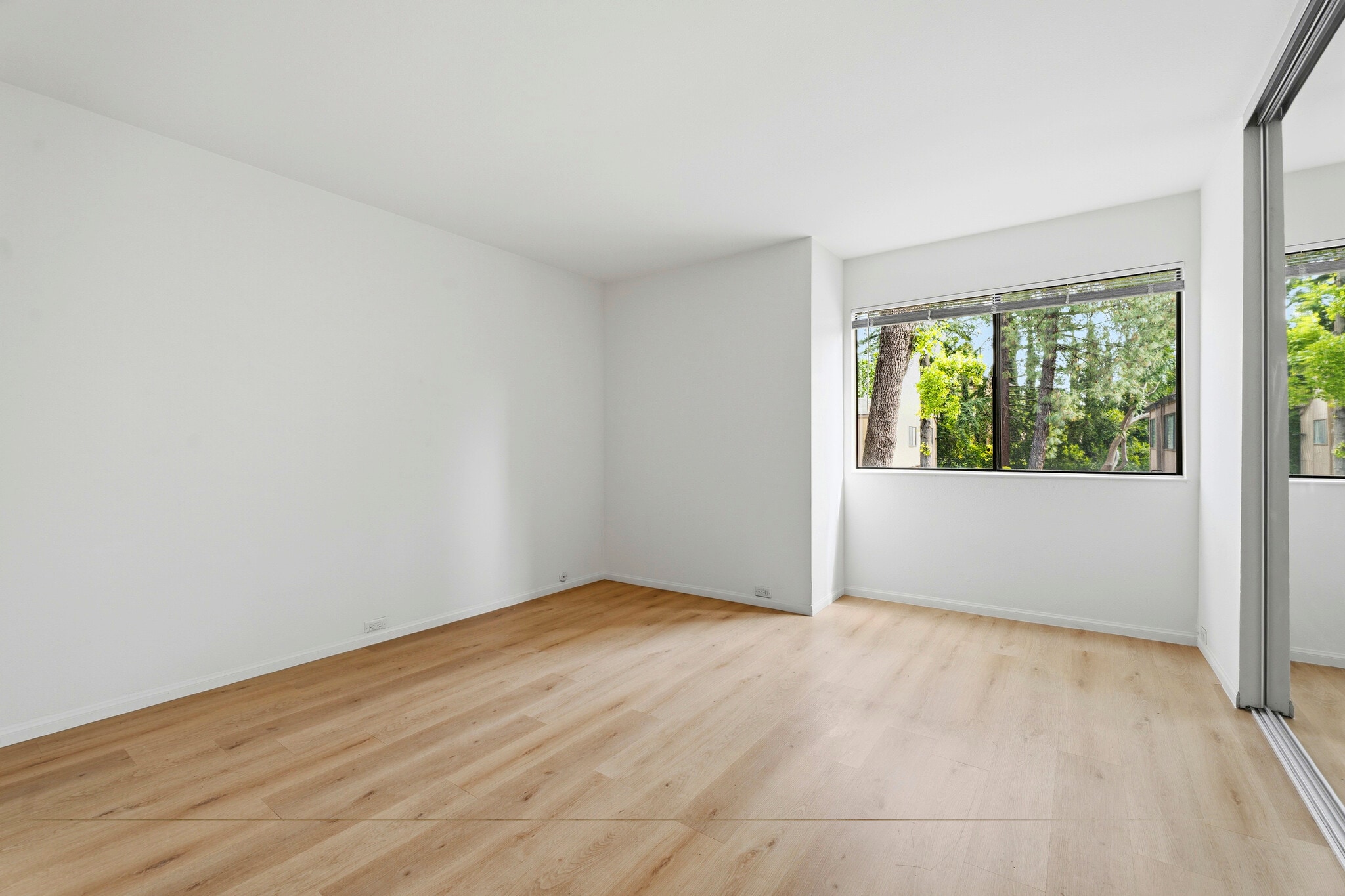 Building Photo - 523 Woodside Oaks