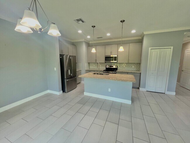 Building Photo - Beautiful 3 Bed, 2.5 Bath Townhome in Mode...