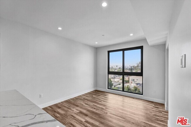 Building Photo - 1537 S Wilton Pl