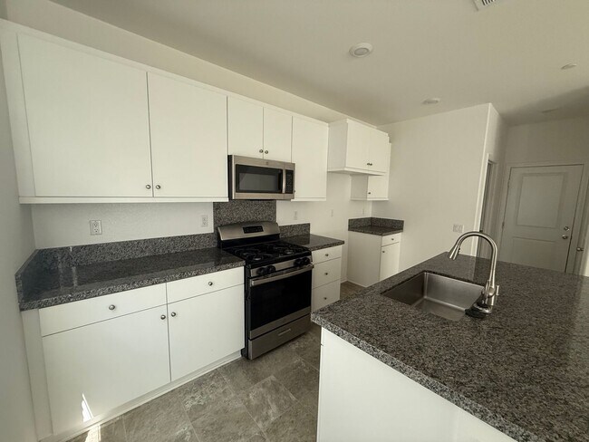 Building Photo - Beautiful Three Bedroom Two and a Half Bathroom Home in Murrieta!