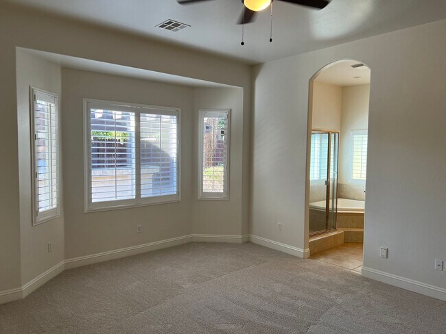 Building Photo - Gated Grand Island Home!