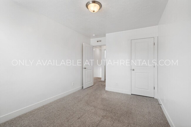 Building Photo - 345 W Park View Ln