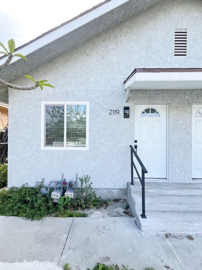 Building Photo - 2119 Eastlake Ave