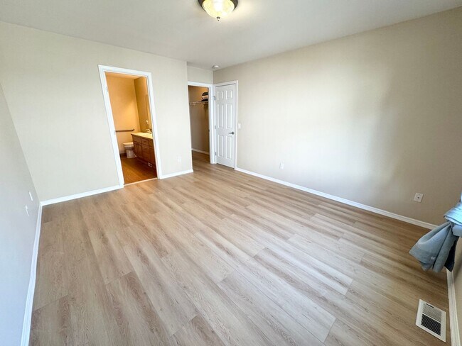 Building Photo - Spacious rambler 2 beds plus den