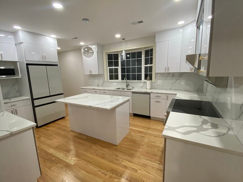 Building Photo - 585 Highland Ave