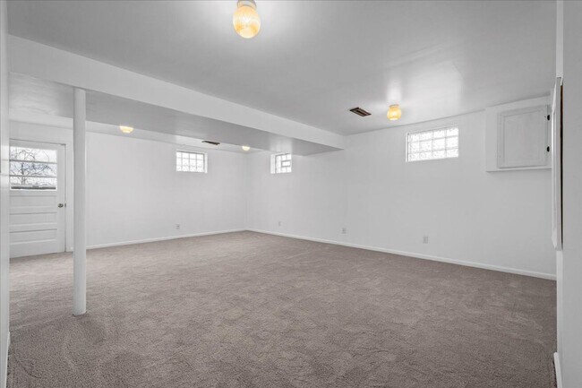 Building Photo - 1303 Cloverdale St