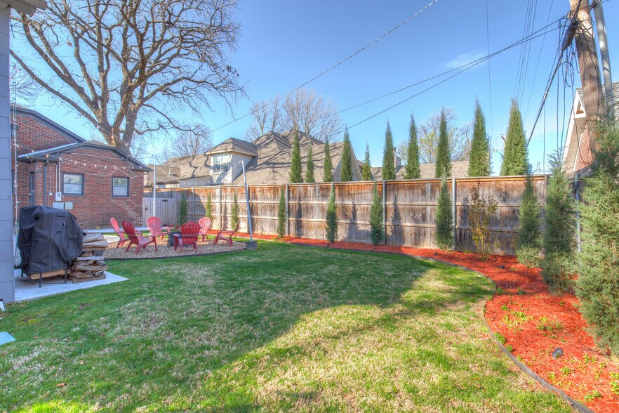 Building Photo - 109 E 26th Pl