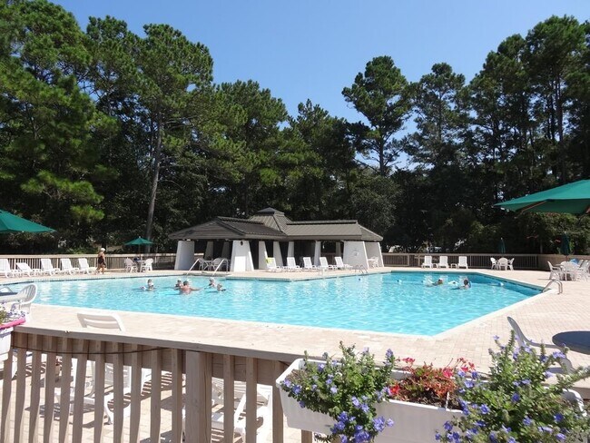 Building Photo - 216 Club Cir