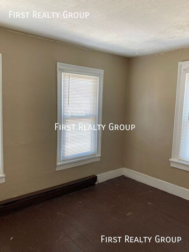 Building Photo - 1 Bedroom, 1 Bath Upstairs Apartment, Fran...