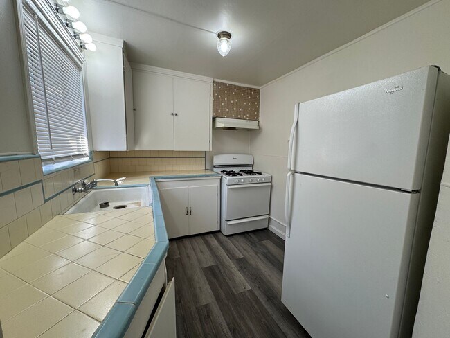 Building Photo - Cute One Bedroom Cottage with Parking Space